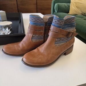 Caterpillar Bethany Tan Leather Ankle Boots with Blue Aztec Pattern Women’s 9